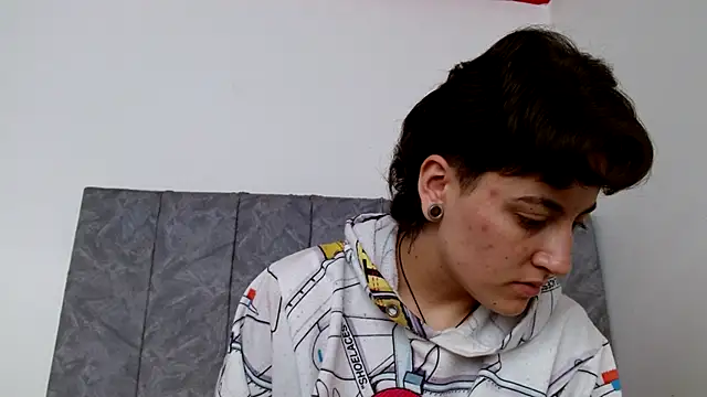 Snapshot of linda_33 chatting on 10-12-25, 02:27 linda 33 online show from 10-12-25, 02:27