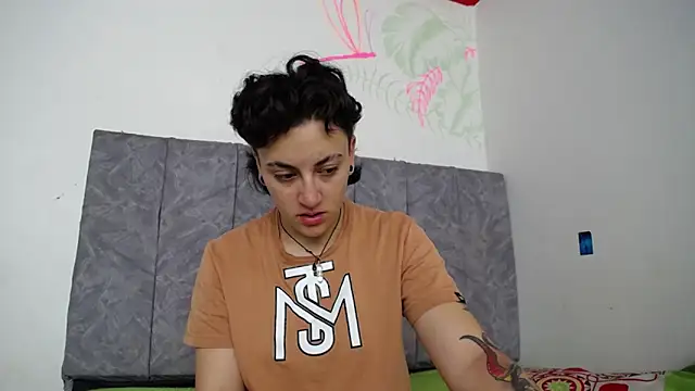 Snapshot of linda_33 chatting on 12-15-25, 04:33 linda 33 online show from 12-15-25, 04:33