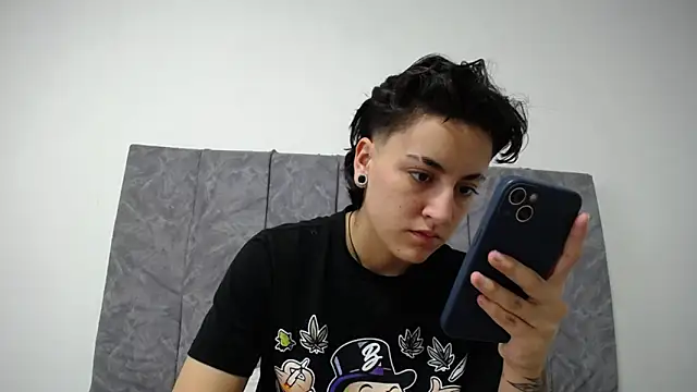 Snapshot of linda_33 chatting on 01-11-26, 05:51 linda 33 online show from 01-11-26, 05:51