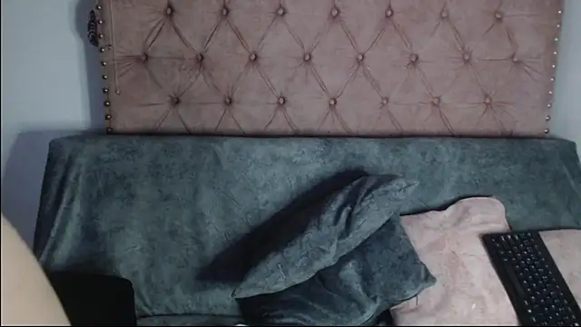 Snapshot of missbella1 chatting on 10-15-25, 08:42 missbella1 online show from 10-15-25, 08:42