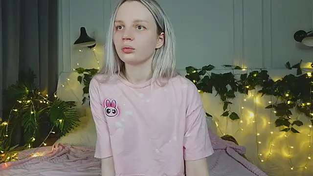 Snapshot of Beatrica_Klein chatting on 03-21-25, 03:35 Beatrica Klein online show from 03-21-25, 03:35