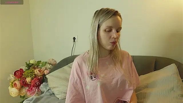 Snapshot of Beatrica_Klein chatting on 11-17-25, 04:13 Beatrica Klein online show from 11-17-25, 04:13