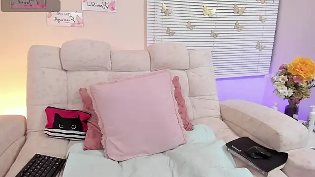 Snapshot of saracrowe chatting on 03-14-25, 05:05 saracrowe online show from 03-14-25, 05:05