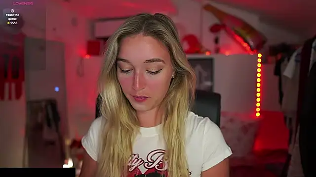 Snapshot of Alexis___Texas chatting on 09-21-25, 06:20 Alexis Texas online show from 09-21-25, 06:20