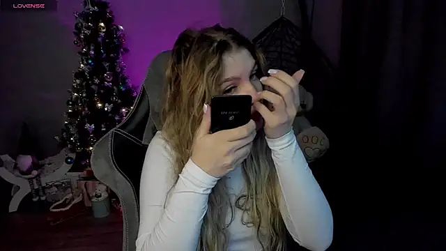 Snapshot of lily_williamss chatting on 12-20-24, 12:08 lily williamss online show from 12-20-24, 12:08