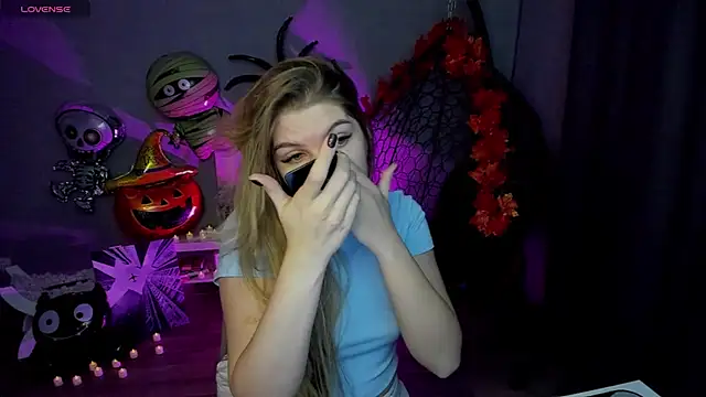 Snapshot of lily_williamss chatting on 10-14-25, 12:44 lily williamss online show from 10-14-25, 12:44