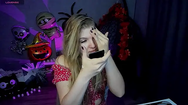 Snapshot of lily_williamss chatting on 10-18-25, 12:24 lily williamss online show from 10-18-25, 12:24