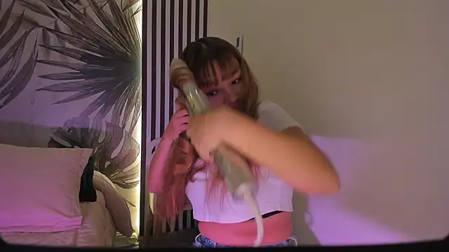 Snapshot of Samaantha-White chatting on 02-13-26, 11:28 Samaantha-White online show from 02-13-26, 11:28