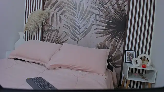 Snapshot of Samaantha-White chatting on 02-24-26, 11:41 Samaantha-White online show from 02-24-26, 11:41