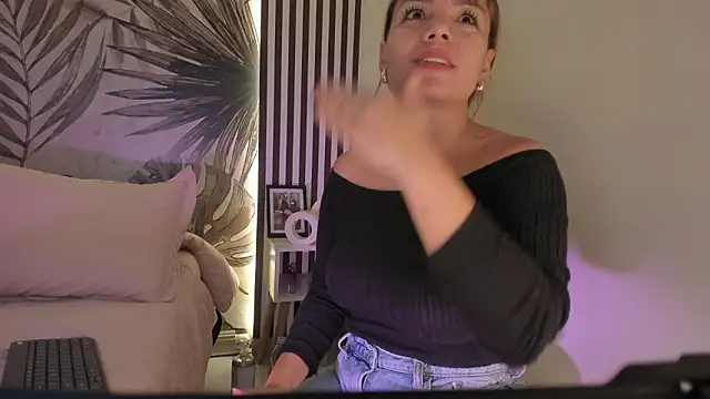 Snapshot of Samaantha-White chatting on 03-05-26, 11:28 Samaantha-White online show from 03-05-26, 11:28