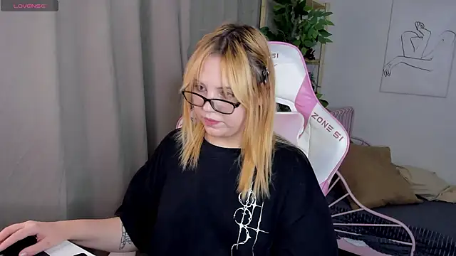 Stacy Luv online show from 10-20-25, 01:17