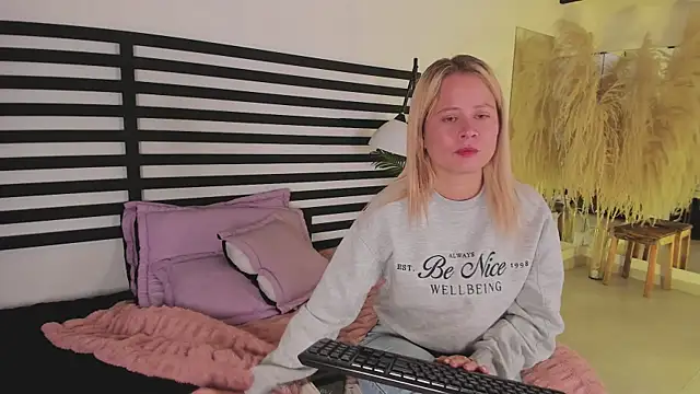 stefanny ruiz  online show from 01-07-25, 12:20