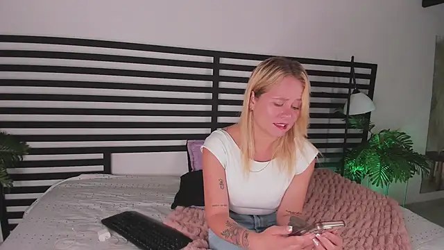 stefanny ruiz  online show from 01-08-25, 12:47