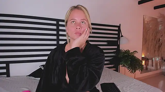 stefanny ruiz  online show from 02-04-25, 06:27