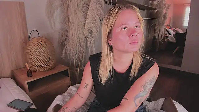 stefanny ruiz  online show from 03-10-25, 04:03