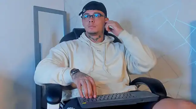 NoahhBrown online show from 02-14-25, 03:33