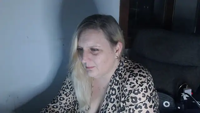 BecciDeluxe online show from 03-15-25, 01:19