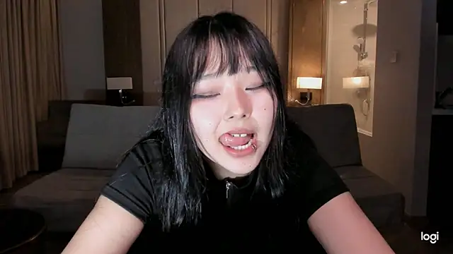 Snapshot of hee_young11 chatting on 03-13-25, 12:35 hee young11 online show from 03-13-25, 12:35