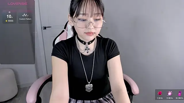 Snapshot of hee_young11 chatting on 09-13-25, 10:37 hee young11 online show from 09-13-25, 10:37