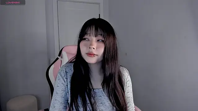 Snapshot of hee_young11 chatting on 10-20-25, 05:35 hee young11 online show from 10-20-25, 05:35