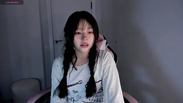 Snapshot of hee_young11 chatting on 10-26-25, 07:31 hee young11 online show from 10-26-25, 07:31