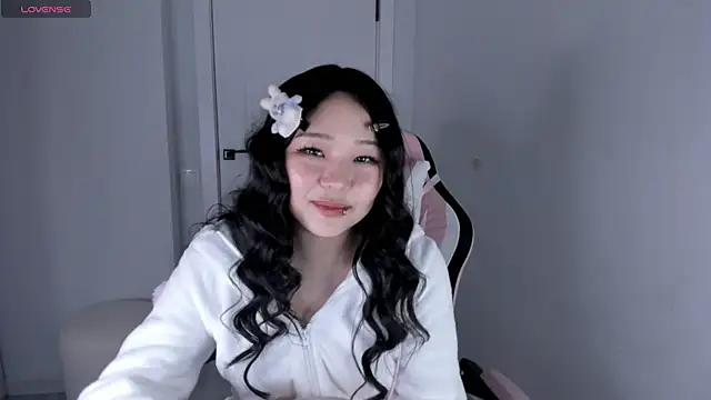 Snapshot of hee_young11 chatting on 11-21-25, 05:44 hee young11 online show from 11-21-25, 05:44