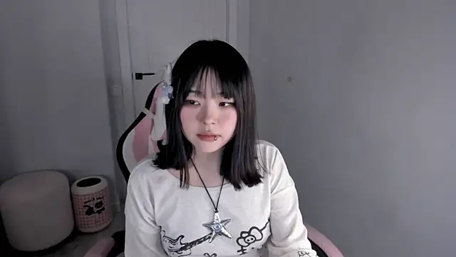 Snapshot of hee_young11 chatting on 11-26-25, 08:21 hee young11 online show from 11-26-25, 08:21