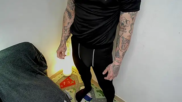 Snapshot of layneinchains chatting on 11-12-25, 08:37 layneinchains online show from 11-12-25, 08:37