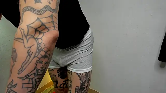 Snapshot of layneinchains chatting on 11-14-25, 04:49 layneinchains online show from 11-14-25, 04:49