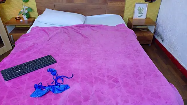 Snapshot of Mrs_booty chatting on 02-12-25, 02:21 Mrs booty online show from 02-12-25, 02:21