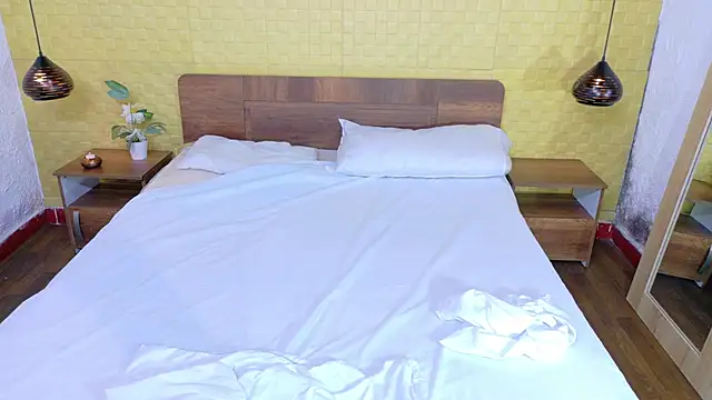 Snapshot of Mrs_booty chatting on 09-29-25, 02:00 Mrs booty online show from 09-29-25, 02:00