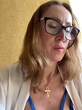 Snapshot of LauraDavis chatting on 06-21-26, 02:41 LauraDavis online show from 06-21-26, 02:41