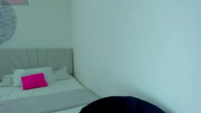 Snapshot of IsabelaVanegas_ chatting on 10-27-25, 05:17 IsabelaVanegas  online show from 10-27-25, 05:17