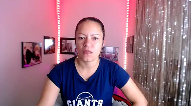 Snapshot of Cristal_w chatting on 03-12-25, 12:26 Cristal w online show from 03-12-25, 12:26