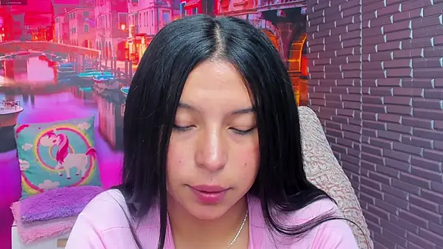 Snapshot of Small_naughty_ chatting on 10-28-25, 01:36 Small naughty online show from 10-28-25, 01:36