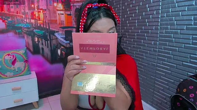 Snapshot of Small_naughty_ chatting on 10-31-25, 01:45 Small naughty online show from 10-31-25, 01:45