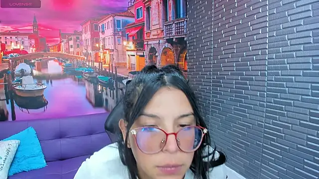 Snapshot of Small_naughty_ chatting on 01-11-26, 01:16 Small naughty online show from 01-11-26, 01:16