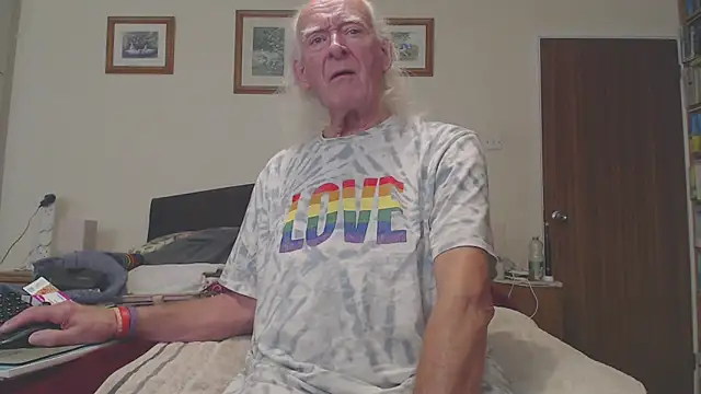 Snapshot of WaverlyKernow chatting on 11-24-25, 10:59 WaverlyKernow online show from 11-24-25, 10:59