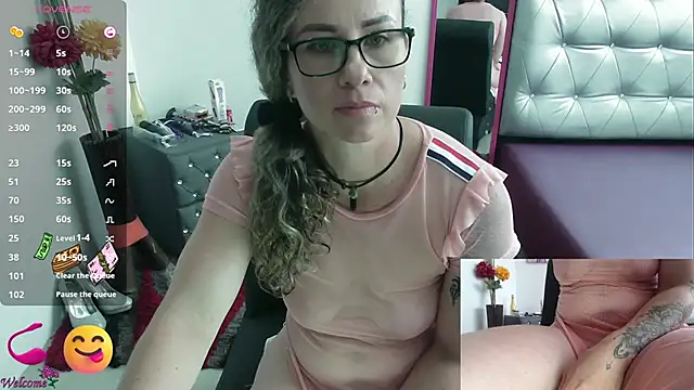 Snapshot of ViickySexy chatting on 02-21-25, 07:32 ViickySexy online show from 02-21-25, 07:32