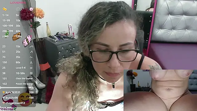 Snapshot of ViickySexy chatting on 02-24-25, 10:47 ViickySexy online show from 02-24-25, 10:47