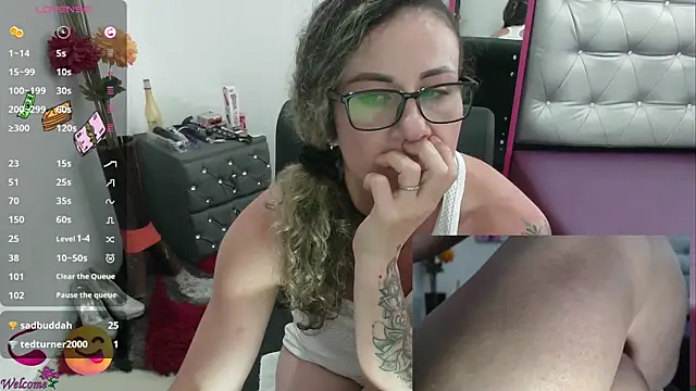 Snapshot of ViickySexy chatting on 03-13-25, 10:43 ViickySexy online show from 03-13-25, 10:43