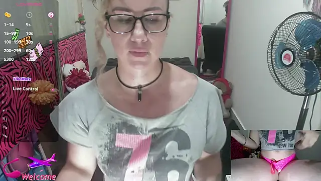 Snapshot of ViickySexy chatting on 09-17-25, 07:37 ViickySexy online show from 09-17-25, 07:37