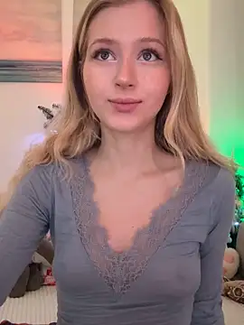 Snapshot of LunaRase chatting on 12-20-25, 10:22 LunaRase online show from 12-20-25, 10:22