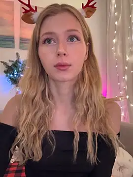 Snapshot of LunaRase chatting on 12-22-25, 02:03 LunaRase online show from 12-22-25, 02:03