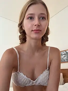 Snapshot of LunaRase chatting on 02-12-26, 01:00 LunaRase online show from 02-12-26, 01:00