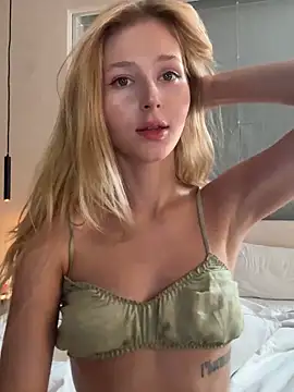 Snapshot of LunaRase chatting on 02-20-26, 06:26 LunaRase online show from 02-20-26, 06:26