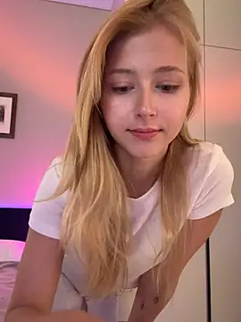 Snapshot of LunaRase chatting on 03-16-26, 08:40 LunaRase online show from 03-16-26, 08:40