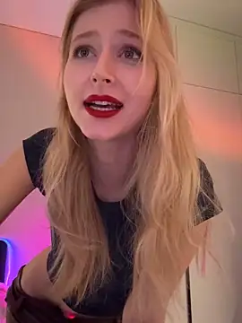 Snapshot of LunaRase chatting on 05-11-26, 04:04 LunaRase online show from 05-11-26, 04:04