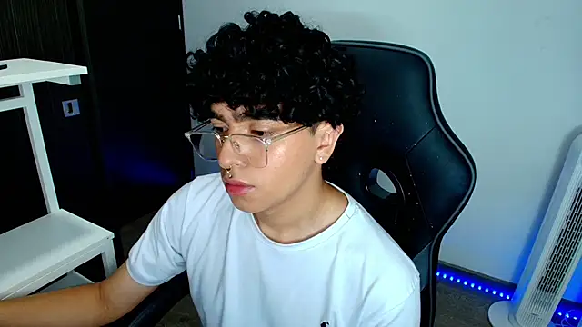 Snapshot of _nickconnor01 chatting on 02-06-25, 10:43 nickconnor01 online show from 02-06-25, 10:43