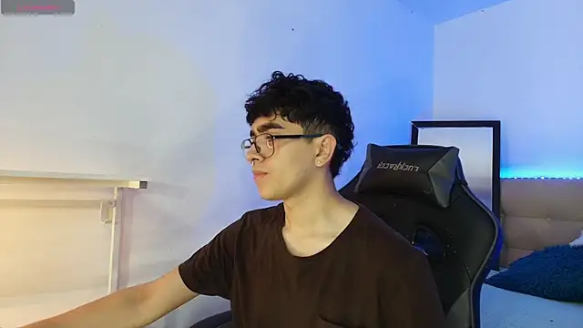 Snapshot of _nickconnor01 chatting on 11-12-25, 04:35 nickconnor01 online show from 11-12-25, 04:35